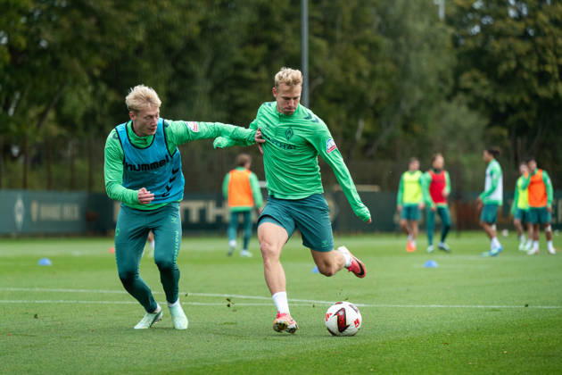 October 13, 2026, GER, Soccer, Men s, 1st Bundesliga, 2026–2027 season, Training, SV Werder Bremen Marco Grüll Werder Bremen, No. 17 with the ball in a tackle with Oskar Wojcik Bremen, 03 Bremen Training Ground Weserstadion Bremen Germany Copyright: xNordphoto Memmlerx