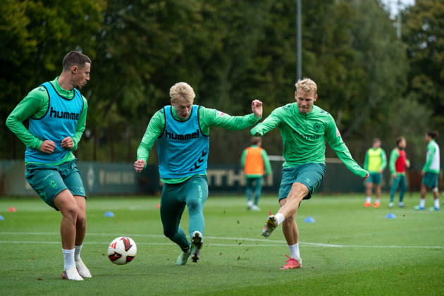 October 13, 2026, GER, Soccer, Men s, 1st Bundesliga, 2026–2027 season, Training, SV Werder Bremen Marco Grüll Werder Bremen, No. 17 with the ball in a tackle with Oskar Wojcik Bremen, No. 03, Marco Friedl Werder Bremen, No. 32 Bremen Training Ground Weserstadion Bremen Germany Copyright: xNordphoto Memmlerx
