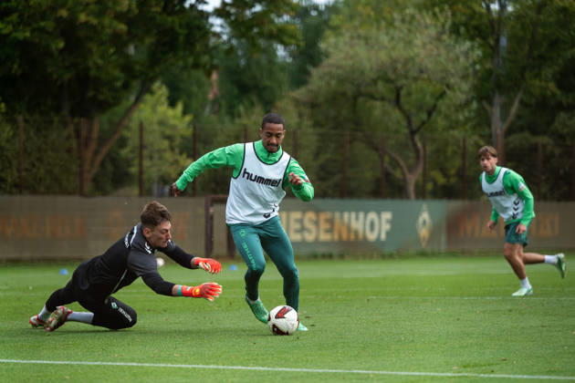 October 13, 2026, GER, Soccer, Men s, 1st Bundesliga, 2026–2027 season, Training, SV Werder Bremen Arthur Werder Bremen, No. 13 with the ball in a tackle with Stefan Smarkalev Bremen, No. 37 Bremen Training Ground Weserstadion Bremen Germany Copyright: xNordphoto Memmlerx