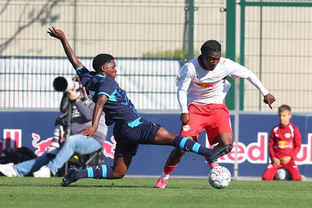 RB Leipzig U19 vs. PSV Eindhoven U19, UEFA Youth League, Leipzig, October 13, 2026, Cottaweg Training Center, Soccer, 2026–2027 Season, U19 Juniors, UEFA Youth League, Matchday 2, RB Leipzig U19 vs. PSV Eindhoven U19, Pictured from left: Samuel Dumbili (7), Eindhoven, and Warren Ngana (6), RB, For editorial use only, UEFA regulations prohibit any use of photographs as image sequences and or quasi-video,