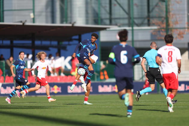 RB Leipzig U19 vs. PSV Eindhoven U19, UEFA Youth League, Leipzig, October 13, 2026, Cottaweg Training Center, Soccer, 2026–2027 Season, U19 Juniors, UEFA Youth League, Matchday 2, RB Leipzig U19 vs. PSV Eindhoven U19, Pictured: Austyn Jones (9), Eindhoven’s Nwabueze Eiwario (3), RB, For editorial use only, UEFA regulations prohibit any use of photographs as image sequences and or quasi-video,