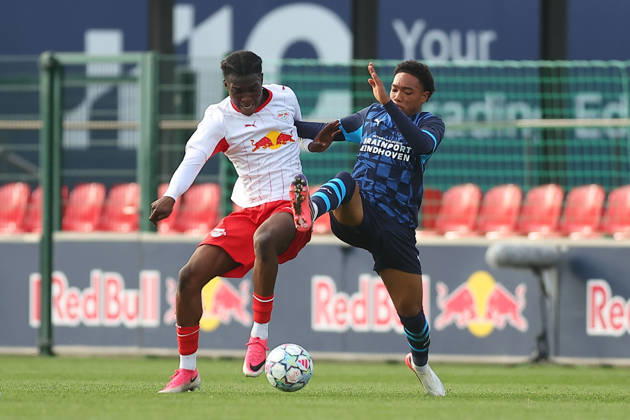 RB Leipzig U19 vs. PSV Eindhoven U19, UEFA Youth League, Leipzig, October 13, 2026, Cottaweg Training Center, Soccer, 2026–2027 Season, U19 Juniors, UEFA Youth League, Matchday 2, RB Leipzig U19 vs. PSV Eindhoven U19 1–6 (1–1), Pictured from left: Warren Ngana 6, RB, and Givenciyo Sabajo 21, Eindhoven. For editorial use only. UEFA regulations prohibit any use of photographs as image sequences and or quasi-video.
