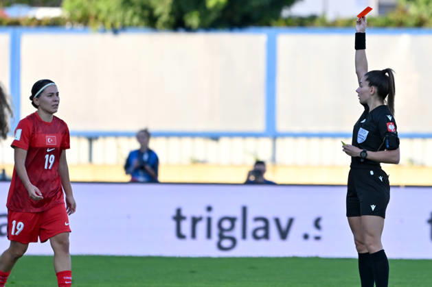 DOMZALE, SLOVENIA - OCTOBER 13: Busem Seker of Turkey (L) red card during the UEFA Women’s European Qualifiers for 2027 World Cup Play-offs Round 1, 2nd leg match between Slovenia and Turkey at Sports Park Domzale, Domzale on October 13, 2026 in Domzale, Slovenia. (Photo by Igor Kupljenik Sports Press Photo). Copyright: xIgorxKupljenikx xSPPx Sportspressphoto_SPR254244