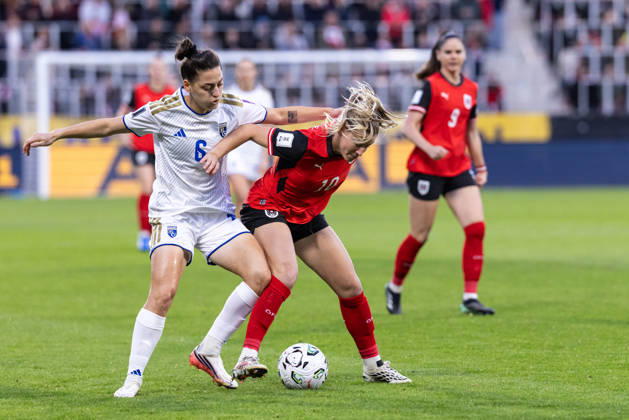 SOCCER - FIFA World Cup, WM, Weltmeisterschaft, Fussball 2027, quali, AUT vs KOS VIENNA,AUSTRIA,13.OCT.26 - SOCCER - FIFA Women s World Cup 2027, european qualifiers, OEFB international match, Länderspiel, Nationalmannschaft Austria vs Kosovo. Image shows Lumbardha Misini (KOS) and Marie Hoebinger (AUT). GEPAxpictures xArminxRauthner