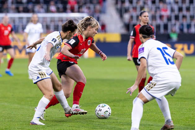 SOCCER - FIFA World Cup, WM, Weltmeisterschaft, Fussball 2027, quali, AUT vs KOS VIENNA,AUSTRIA,13.OCT.26 - SOCCER - FIFA Women s World Cup 2027, european qualifiers, OEFB international match, Länderspiel, Nationalmannschaft Austria vs Kosovo. Image shows Lumbardha Misini (KOS) and Marie Hoebinger (AUT). GEPAxpictures xArminxRauthner