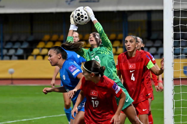 DOMZALE, SLOVENIA - OCTOBER 13: Gamze Yaman of Turkey (C) in action against Nina Kajzba of Slovenia (L) during the UEFA Women’s European Qualifiers for 2027 World Cup Play-offs Round 1, 2nd leg match between Slovenia and Turkey at Sports Park Domzale, Domzale on October 13, 2026 in Domzale, Slovenia. (Photo by Igor Kupljenik Sports Press Photo). Copyright: xIgorxKupljenikx xSPPx Sportspressphoto_SPR254279