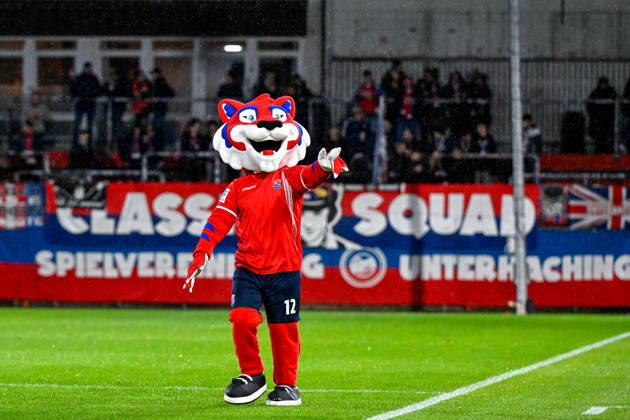 Unterhaching s mascot, FONSI, cheers on the fans before kickoff, October 13, 2026, Unterhaching, Germany, Soccer, Bavarian Regional League, SpVgg Unterhaching vs. TSV 1882 Landsberg xslx