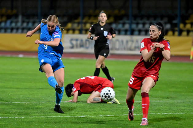 DOMZALE, SLOVENIA - OCTOBER 13: Mirjam Kastelec of Slovenia (L) in action and score against Kezban Tag of Turkey (R) during the UEFA Women’s European Qualifiers for 2027 World Cup Play-offs Round 1, 2nd leg match between Slovenia and Turkey at Sports Park Domzale, Domzale on October 13, 2026 in Domzale, Slovenia. (Photo by Igor Kupljenik Sports Press Photo). Copyright: xIgorxKupljenikx xSPPx Sportspressphoto_SPR254320