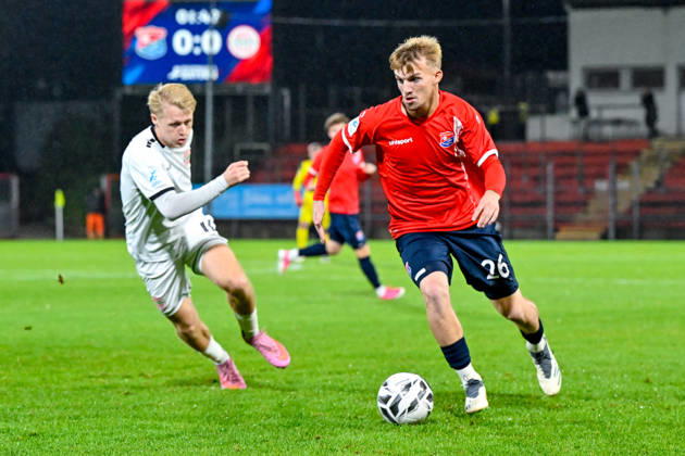 From left: Maximilian Seemueller (Landsberg), 11 Andy Breuer (Unterhaching), 26 in a one-on-one, duel, tackle, dynamic, action, 13 10 2026, Unterhaching, Germany, soccer, Bavarian Regional League, SpVgg Unterhaching vs. TSV 1882 Landsberg xslx