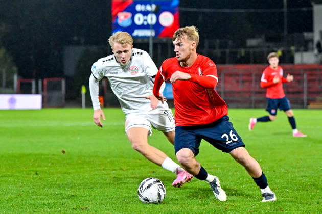 From left: Maximilian Seemueller (Landsberg), 11 Andy Breuer (Unterhaching), 26 in a one-on-one, duel, tackle, dynamic, action, 13 10 2026, Unterhaching, Germany, soccer, Bavarian Regional League, SpVgg Unterhaching vs. TSV 1882 Landsberg xslx
