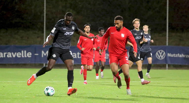 October 13, 2026, xfsx, Men s, Soccer, 2026–2027 Season, 3rd Division, Matchday 9: TSV Havelse vs. FC Würzburger Kickers; from left: Tarsis Bonga (FC Würzburger Kickers), Jesse Tugbenyo (TSV Havelse); Eilenriedestadion, Hanover, Lower Saxony, Germany