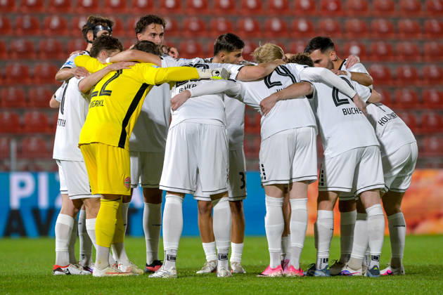 Landsberg players rally together in a team huddle—focus, camaraderie, pep talk, motivation—before kickoff, October 13, 2026, Unterhaching, Germany, soccer, Bavarian Regional League, SpVgg Unterhaching vs. TSV 1882 Landsberg xslx