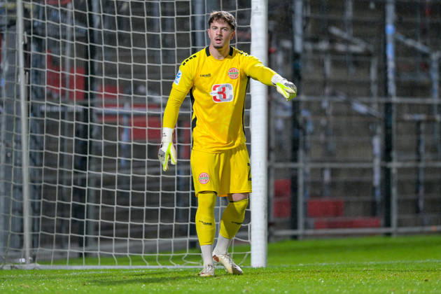 Maurice Merkl, goalkeeper, Landsberg, 22, giving instructions, gesturing with his arms, cutout, single frame, action, 13 10 2026, Unterhaching, Germany, soccer, Bavarian Regional League, SpVgg Unterhaching vs. TSV 1882 Landsberg xslx