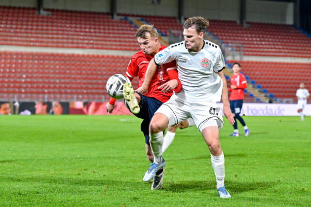 From left: Andy Breuer (Unterhaching), 26; Leon Bucher (Landsberg), 20; in a one-on-one battle, duel, tackle, dynamic, action, 13, 10, 2026, Unterhaching, Germany, soccer, Bavarian Regional League, SpVgg Unterhaching vs. TSV 1882 Landsberg xslx