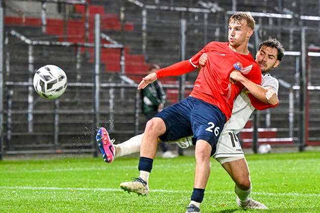 from left: Andy Breuer (Unterhaching), 26; Maximilian Holdenrieder (Landsberg), 14; in a one-on-one battle, duel, tackle, dynamic, action, 13, 10, 2026, Unterhaching, Germany, soccer, Bavarian Regional League, SpVgg Unterhaching vs. TSV 1882 Landsberg xslx