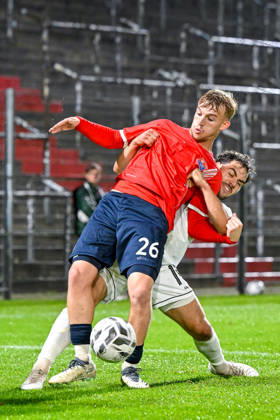 from left: Andy Breuer (Unterhaching), 26; Maximilian Holdenrieder (Landsberg), 14; in a one-on-one battle, duel, tackle, dynamic, action, 13, 10, 2026, Unterhaching, Germany, soccer, Bavarian Regional League, SpVgg Unterhaching vs. TSV 1882 Landsberg xslx