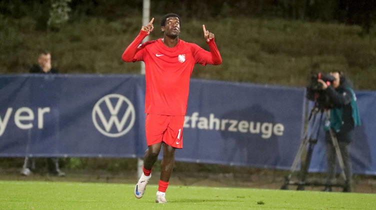 October 13, 2026, xfsx, Men s, Soccer, 2026–2027 Season, 3rd Division, Matchday 9: TSV Havelse vs. FC Würzburger Kickers; from left: Kwasi Wriedt of TSV Havelse celebrating the goal; goal celebration; cheering over the 1–0 goal; cutaway shot; single frame; action at the Eilenriedestadion in Hanover, Lower Saxony, Germany