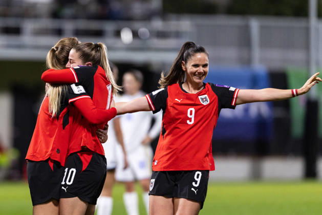 SOCCER - FIFA World Cup, WM, Weltmeisterschaft, Fussball 2027, quali, AUT vs KOS VIENNA,AUSTRIA,13.OCT.26 - SOCCER - FIFA Women s World Cup 2027, european qualifiers, OEFB international match, Länderspiel, Nationalmannschaft Austria vs Kosovo. Image shows the rejoicing of Sarah Puntigam, Marie Hoebinger and Sarah Zadrazil (AUT). GEPAxpictures xArminxRauthner
