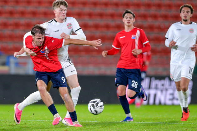 from left: Jeroen Krupa (Unterhaching), 9 Benedikt Kuhn (Landsberg), 24 in a one-on-one, duel, tackle, dynamic, action, 13 10 2026, Unterhaching, Germany, soccer, Bavarian Regional League, SpVgg Unterhaching vs. TSV 1882 Landsberg xslx