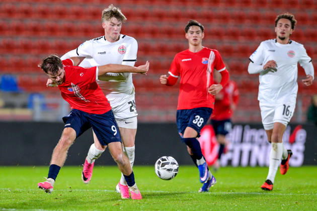from left: Jeroen Krupa (Unterhaching), 9 Benedikt Kuhn (Landsberg), 24 in a one-on-one, duel, tackle, dynamic, action, 13 10 2026, Unterhaching, Germany, soccer, Bavarian Regional League, SpVgg Unterhaching vs. TSV 1882 Landsberg xslx