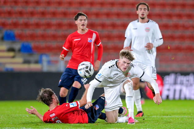 from left: Jeroen Krupa (Unterhaching), 9 Benedikt Kuhn (Landsberg), 24 in a one-on-one, duel, tackle, dynamic, action, 13 10 2026, Unterhaching, Germany, soccer, Bavarian Regional League, SpVgg Unterhaching vs. TSV 1882 Landsberg xslx