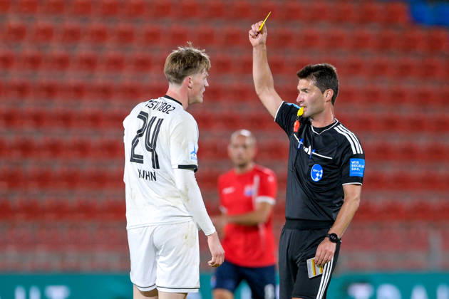 Andreas Dinger, referee, shows Benedikt Kuhn (Landsberg, 24) a yellow card, warning, 13 10 2026, Unterhaching, Germany, soccer, Bavarian Regional League, SpVgg Unterhaching vs. TSV 1882 Landsberg xslx