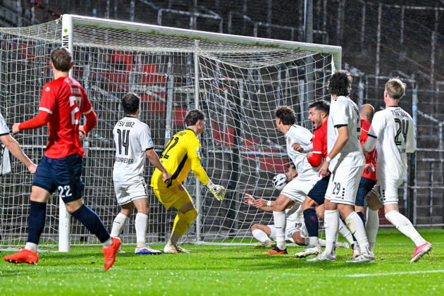 Cornelius Pfeiffer of Unterhaching (No. 22, left) watches his header as it finds the back of the net, October 13, 2026, Unterhaching, Germany, Soccer, Bavarian Regional League, SpVgg Unterhaching vs. TSV 1882 Landsberg xslx