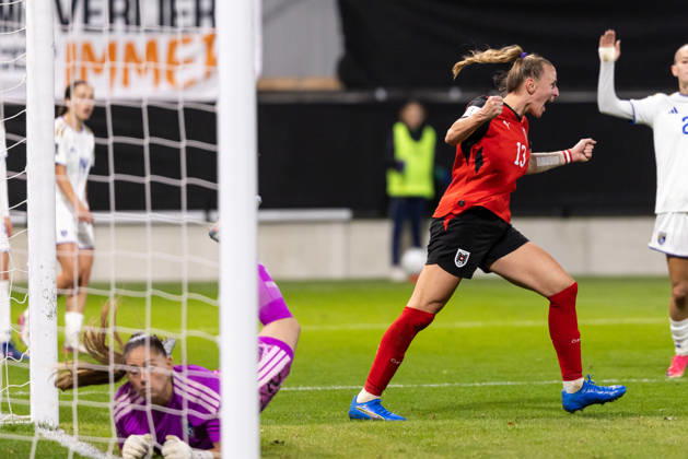 SOCCER - FIFA World Cup, WM, Weltmeisterschaft, Fussball 2027, quali, AUT vs KOS VIENNA,AUSTRIA,13.OCT.26 - SOCCER - FIFA Women s World Cup 2027, european qualifiers, OEFB international match, Länderspiel, Nationalmannschaft Austria vs Kosovo. Image shows Lea Kramoviku (KOS) and the rejoicing of Virginia Kirchberger (AUT). GEPAxpictures xArminxRauthner