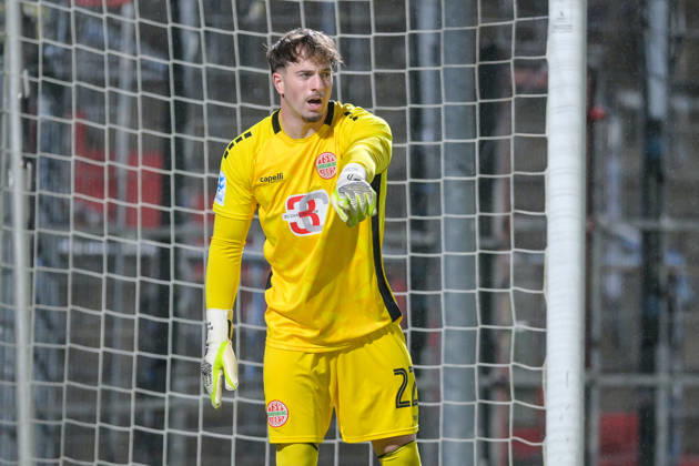 Maurice Merkl, goalkeeper, Landsberg, 22, giving instructions, gesturing with his arms, single frame, action, October 13, 2026, Unterhaching, Germany, soccer, Bavarian Regional League, SpVgg Unterhaching vs. TSV 1882 Landsberg xslx