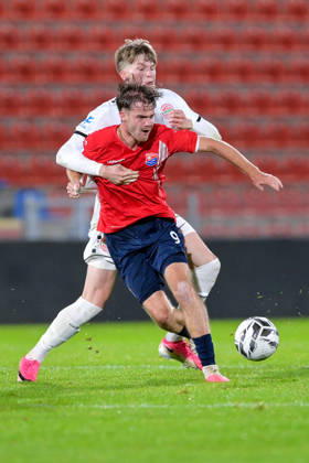 from left: Jeroen Krupa (Unterhaching), 9 Benedikt Kuhn (Landsberg), 24 in a one-on-one, duel, tackle, dynamic, action, 13 10 2026, Unterhaching, Germany, soccer, Bavarian Regional League, SpVgg Unterhaching vs. TSV 1882 Landsberg xslx