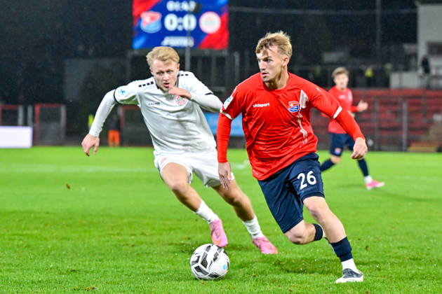 From left: Maximilian Seemueller (Landsberg), 11 Andy Breuer (Unterhaching), 26 in a one-on-one, duel, tackle, dynamic, action, 13 10 2026, Unterhaching, Germany, soccer, Bavarian Regional League, SpVgg Unterhaching vs. TSV 1882 Landsberg xslx
