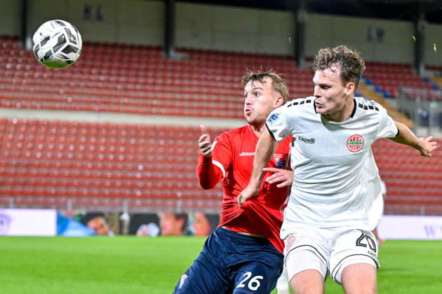 From left: Andy Breuer (Unterhaching), 26; Leon Bucher (Landsberg), 20; in a one-on-one battle, duel, tackle, dynamic, action, 13, 10, 2026, Unterhaching, Germany, soccer, Bavarian Regional League, SpVgg Unterhaching vs. TSV 1882 Landsberg xslx