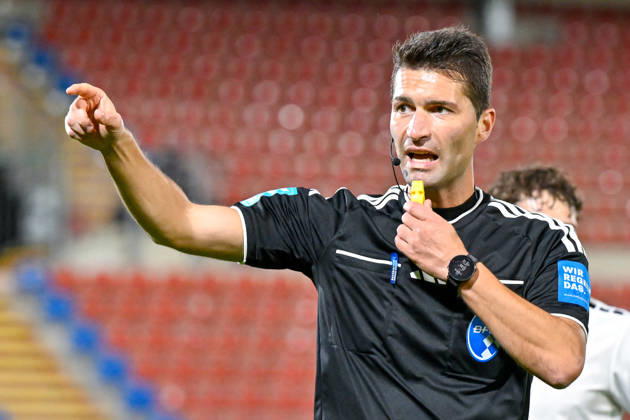 Andreas Dinger, referee, gives instructions, gestures with his arms, 13 10 2026, Unterhaching, Germany, soccer, Bavarian Regional League, SpVgg Unterhaching vs. TSV 1882 Landsberg xslx