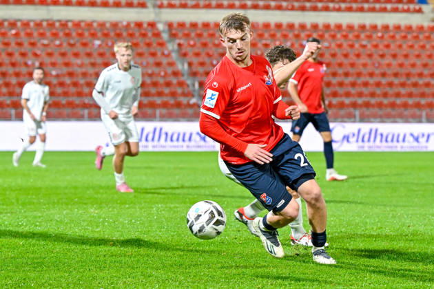 Andy Breuer, Unterhaching, 26, on the ball, October 13, 2026, Unterhaching, Germany, soccer, Bavarian Regional League, SpVgg Unterhaching vs. TSV 1882 Landsberg xslx