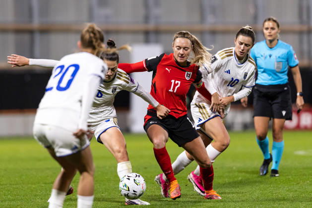 SOCCER - FIFA World Cup, WM, Weltmeisterschaft, Fussball 2027, quali, AUT vs KOS VIENNA,AUSTRIA,13.OCT.26 - SOCCER - FIFA Women s World Cup 2027, european qualifiers, OEFB international match, Länderspiel, Nationalmannschaft Austria vs Kosovo. Image shows Lumbardha Misini (KOS), Sarah Puntigam (AUT) and Donjeta Halilaj (KOS). GEPAxpictures xArminxRauthner