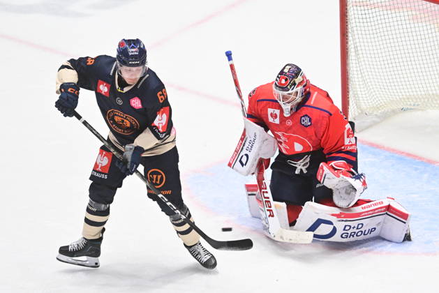 Ice hockey, Eishockey Champions League match: HC Dynamo Pardubice vs Vaxjo Lakers Hockey Club in Pardubice, Czech Republic, October 13, 2026. From left Eddie Levin of Vaxjo, Roman Will, goalie of Pardubice. (CTKxPhoto JosefxVostarek) CTKPhotoP2026101307456  CTKPhotoP2026101307456