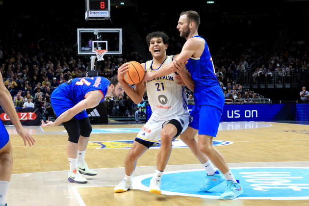 October 13, 2026, Germany, GER, DEU, Basketball, Champions League (BCL), Day 1, 2026–2027 Season, Berlin, ALBA Berlin vs. Igokea, BRANDON ANGEL (ALBA Berlin) 21, Djordje Topolovic (Igokea) 15, nordphoto GmbH, Engler, Berlin, Uber Arena, Berlin, Germany Copyright: xNordphotox xEnglerx