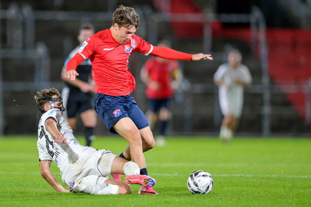 from left: Kilian Pittrich (Landsberg), 21; Jakob Schmid (Unterhaching), 15; in a one-on-one battle, duel, tackle, dynamic, action, 13, 10, 2026, Unterhaching, Germany, soccer, Bavarian Regional League, SpVgg Unterhaching vs. TSV 1882 Landsberg xslx