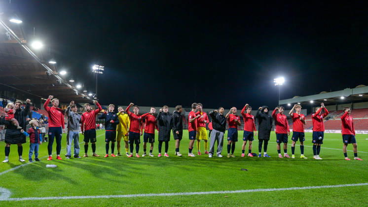 Unterhaching players thank the fans, thank, gratitude, celebrate, optimistic, October 13, 2026, Unterhaching, Germany, soccer, Bavarian Regional League, SpVgg Unterhaching vs. TSV 1882 Landsberg xslx
