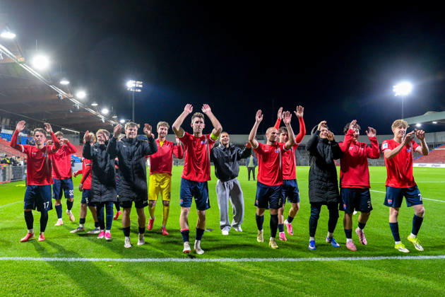Unterhaching players thank the fans, thank, gratitude, celebrate, optimistic, October 13, 2026, Unterhaching, Germany, soccer, Bavarian Regional League, SpVgg Unterhaching vs. TSV 1882 Landsberg xslx