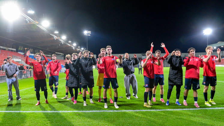 Unterhaching players thank the fans, thank, gratitude, celebrate, optimistic, October 13, 2026, Unterhaching, Germany, soccer, Bavarian Regional League, SpVgg Unterhaching vs. TSV 1882 Landsberg xslx