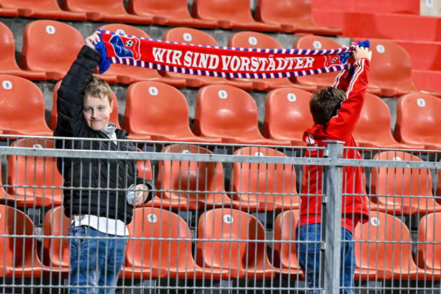 Two children hold up an Unterhaching scarf, October 13, 2026, Unterhaching, Germany, soccer, Bavarian Regional League, SpVgg Unterhaching vs. TSV 1882 Landsberg xslx