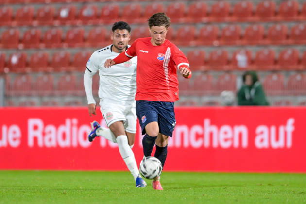 v li Benito Alisanovic Landsberg, 4 Samuel Weiss Unterhaching, 17 in a one-on-one, duel, tackle, dynamic, action, 13 10 2026, Unterhaching, Germany, soccer, Bavarian Regional League, SpVgg Unterhaching vs. TSV 1882 Landsberg xslx