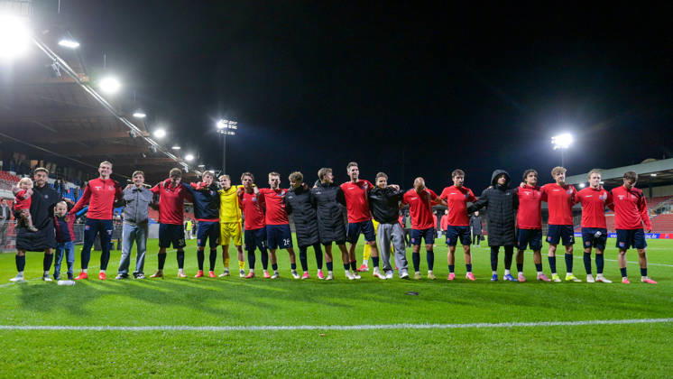 Unterhaching players thank the fans, thank, gratitude, celebrate, optimistic, October 13, 2026, Unterhaching, Germany, soccer, Bavarian Regional League, SpVgg Unterhaching vs. TSV 1882 Landsberg xslx