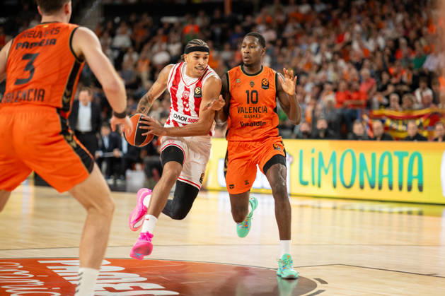 EuroLeague Round 5 match between Valencia Basket and Olympiacos Piraeu Tyson Ward of Olympiacos Piraeus (L) and Omari Moore of Valencia Basket (R) in action during the EuroLeague Round 5 match between Valencia Basket and Olympiacos Piraeu at Roig Arena, (Valencia ) on October 13, 2026. Copyright: xVicentexVidalxFernandezx
