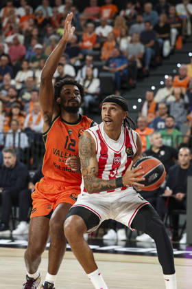 October 13, 2026, Valencia, Valencia, Spain: Armoni Brooks of Valencia Basket and Tyson Ward of Olympiacos Piraeus in action during the Euroleague Basketball Regular Season Round 5 game between Valencia Basket and Olympiacos Piraeus Roster at Roig Arena on October 13, 2026 in Valencia, Spain. Valencia Spain - ZUMAa181 20261013_zaa_a181_030 Copyright: xIrinaxR.xHx