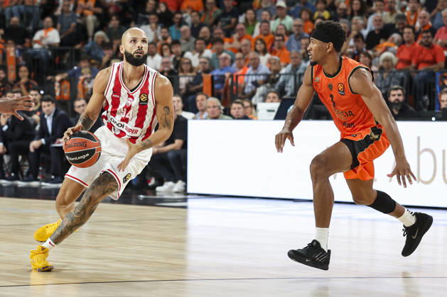 October 13, 2026, Valencia, Valencia, Spain: Evan Fournier of Olympiacos Piraeus and Kameron Taylor of Valencia Basket in action during the Euroleague Basketball Regular Season Round 5 game between Valencia Basket and Olympiacos Piraeus Roster at Roig Arena on October 13, 2026 in Valencia, Spain. Valencia Spain - ZUMAa181 20261013_zaa_a181_035 Copyright: xIrinaxR.xHx