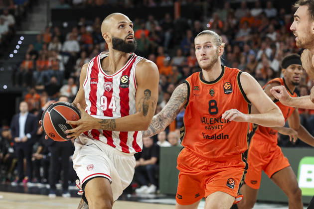 October 13, 2026, Valencia, Valencia, Spain: Evan Fournier of Olympiacos Piraeus and Jean Montero of Valencia Basket in action during the Euroleague Basketball Regular Season Round 5 game between Valencia Basket and Olympiacos Piraeus Roster at Roig Arena on October 13, 2026 in Valencia, Spain. Valencia Spain - ZUMAa181 20261013_zaa_a181_036 Copyright: xIrinaxR.xHx