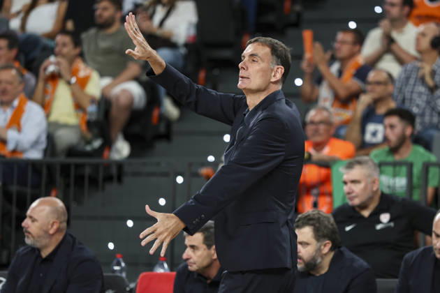 October 13, 2026, Valencia, Valencia, Spain: Georgios Bartzokas, head coach of Olympiacos Piraeus gestures during the Euroleague Basketball Regular Season Round 5 game between Valencia Basket and Olympiacos Piraeus Roster at Roig Arena on October 13, 2026 in Valencia, Spain. Valencia Spain - ZUMAa181 20261013_zaa_a181_037 Copyright: xIrinaxR.xHx