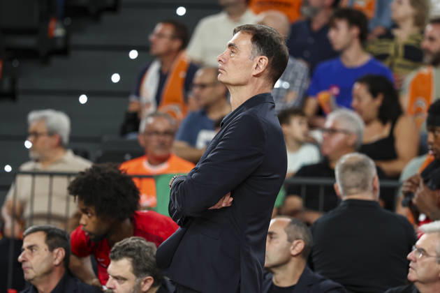 October 13, 2026, Valencia, Valencia, Spain: Georgios Bartzokas, head coach of Olympiacos Piraeus looks on during the Euroleague Basketball Regular Season Round 5 game between Valencia Basket and Olympiacos Piraeus Roster at Roig Arena on October 13, 2026 in Valencia, Spain. Valencia Spain - ZUMAa181 20261013_zaa_a181_038 Copyright: xIrinaxR.xHx